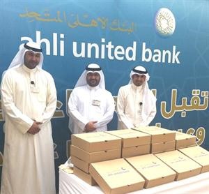 متطوعون من موظفي الاهلي المتحد يستعدون لتقديم وجبات الافطار للصائمين﻿