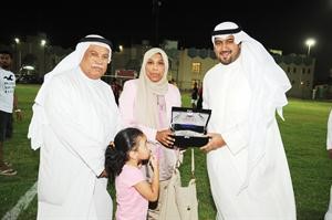 الفهد وحسين الشرهان يكرمان الزميلة نوف العياضي﻿