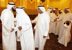 دعادل الدمخي مقبلا راس احد كبار السن
