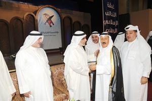 جواد بوخمسين ونجله عماد مع عدنان عبدالصمد وصالح عاشور