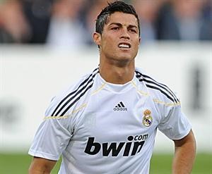 رونالدو يوزع 11 جهاز «آي باد» للعاملين في ريال مدريد