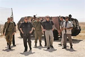 بنيامين نتنياهو وايهود باراك يتفقدان مكان الحادث الذي وقع في سيناء امس اپ