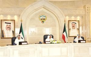 سمو رئيس الوزراء الشيخ جابر المبارك مترئسا جلسة المجلس بحضور الشيخ احمد الحمود والشيخ احمد الخالد﻿