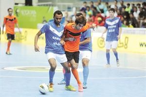 بدر الشمري يمر من بين المدافعين﻿