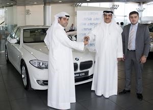 حسين الصراف يسلم المفاتيح الى وليد الكندري الفائز بسيارة BMW ويبدو وليد حوالي
