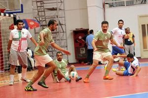مالك القلاف يبعد الكرة من امام المهاجمين