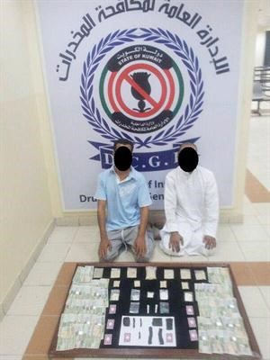 الوافدان وامامهما المضبوطات