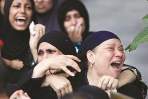 مصريات يبكين ابناءهن خلال جنازة ضحايا اعتداء سيناء في القاهرة امس 	اپ﻿