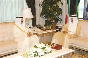 سمو ولي العهد الشيخ نواف الاحمد مستقبلا الشيخ سالم العبدالعزيز﻿