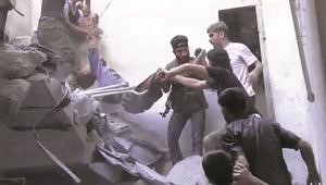 مقاتلو الجيش الحر ينتشلون جثة طفل قتل في قصف القوات السورية لحي بستان القصر في حلب امس الاول افپ