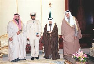 المغفور له الشيخ جابر الاحمد، رحمه الله، خلال تكريمه للديحاني بعد احرازه برونزية سيدني 2000 بحضور الشيخ احمد الفهد والشيخ سلمان الحمود