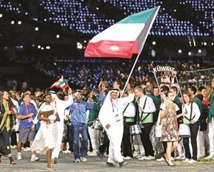 البطل فهيد الديحاني حاملا علم الكويت في طابور العرض في افتتاح الاولمبياد