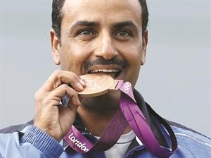 البطل فهيد الديحاني في لقطة تذكارية مع ميدالية الاولمبياد رويترز