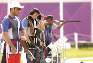 الديحاني يصوب بينما البقية ينتظرون دورهم رويترز