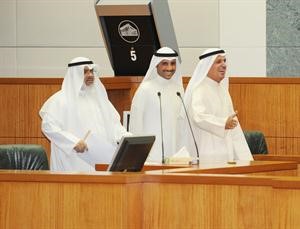 عبدالله الرومي ومرزوق الغانم وعادل الصرعاوي في القاعة
