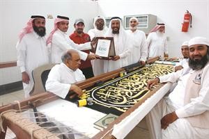  في زيارة لمصنع كسوة الكعبة﻿