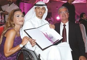 احمد العجوز وعريفة الحفل يكرمان فهد المويزري﻿