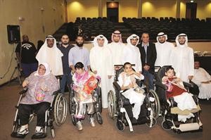 موظفو البنك مع المحتفى بهم﻿