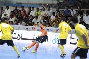 تمريرة من اللاعب تحت انظار المدافعين
