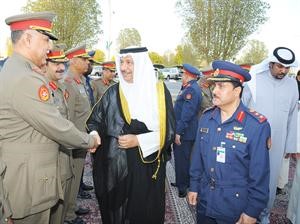 سمو رئيس الوزراء يصافح كبار الضباط
