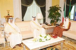 سمو ولي العهد الشيخ نواف الاحمد مستقبلا الشيخ صباح الخالد والشيخ ثامر الجابر﻿