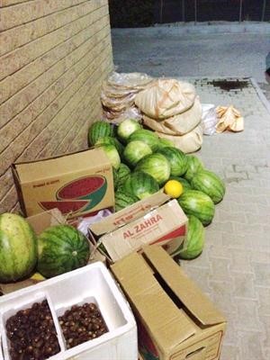 خضراوات وفواكه مع الباعة الجائلين