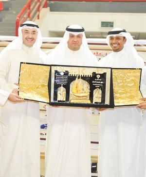 عبدالعزيز السمحان وراشد بورسلي يكرمان الشيخ طلال المحمد﻿