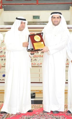 الشيخ طلال المحمد يسلم الزميل محمد راتب درع الانباء﻿