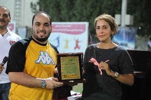 منال عمر تقدم درعا للفائز﻿