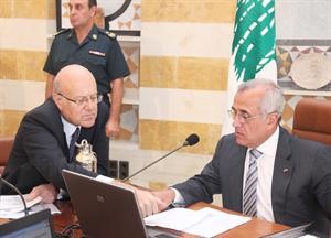 حديث جانبي بين الرئيس ميشال سليمان ورئيس الحكومة نجيب ميقاتي خلال جلسة مجلس الوزراء مساء امس الاول محمود الطويل