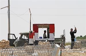 عناصر من الجيش المصري في نقطة تفتيش بجانب معبر كرم سالم الحدودي رويترز
