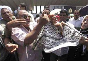 مصريون يمزقون الكوفية الفلسطينية احتجاجا على اعتداءات رفح﻿