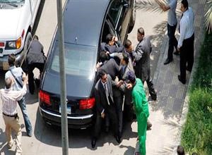 جانب من الاعتداء على رئيس الوزراء المصري عقب خروجه من مسجد ال رشدان﻿
