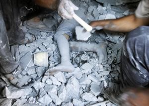 انتشال جثة طفل قتل تحت انقاض منزله الذي دمر جراء قصف القوات السورية لتل رفعت في حلب رويترز