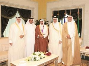 سمو ولي العهد الشيخ نواف الاحمد مستقبلا مسالم الاذينة والشيخ سلمان الحمود ورئيس الهيئة العامة للشباب والرياضة فيصل الجزاف والرامي فهيد الديحاني
