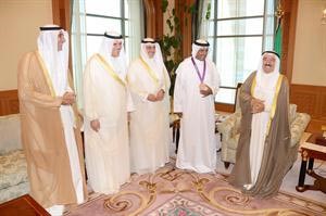 سمو الامير اثناء استقباله بطل الكويت فهيد الديحاني وسالم الاذينة والشيخ سلمان الحمود وفيصل الجزاف