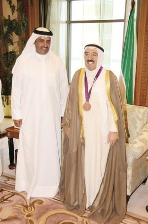 صاحب السمو مع البطل الرامي الاولمبي فهيد الديحاني