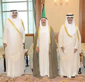 صاحب السمو الامير الشيخ صباح الاحمد متوسطا الشيخ صباح الخالد والشيخ ثامر الجابر