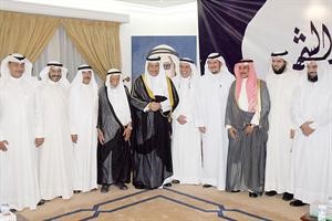 سمو رئيس الوزراء الشيخ جابر المبارك والعم يوسف الحجي ومحمد الصقر والشيخ ابراهيم الدعيج ودعادل الدمخي ود جمعان الحربش ود ناصر الصانع ود حمد المطر خلال غبقة حدس بديوان الصانع مساء امس الاول