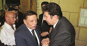 هاني رمزي يتلقى العزاء من الفنان عادل امام ﻿