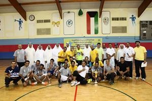 سامي الرشيد يتوسط الفريقين الفائزين
