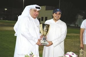 كابتن الفريق عبدالعزيز جاسم يتسلم الكاس﻿