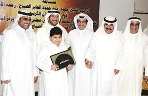 تكريم احد المشاركين بالمسابقة﻿
