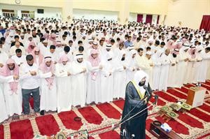 المصلون يقيمون العشر الاواخر في مسجد عقلا الظفيري