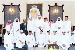 مشعل العيار وابناء المرحوم طلال العيار يتوسطون الفائزين بالمسابقة

