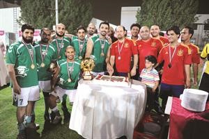 الاحتفال وقطع الكيكة بعد الفوز