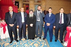 السفير المصري والانبا بيجول ومصطفى المغير وعدد من الحضور
