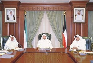 سمو الشيخ جابر المبارك والشيخ احمد الحمود والشيخ صباح الخالد خلال جلسة مجلس الوزراء الاستثنائية امس 