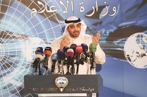 الشيخ محمد العبدالله متحدثا خلال المؤتمر الصحافي امسهاني الشمري