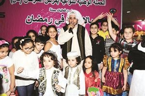خالد المسباح يتوسط الاطفال﻿